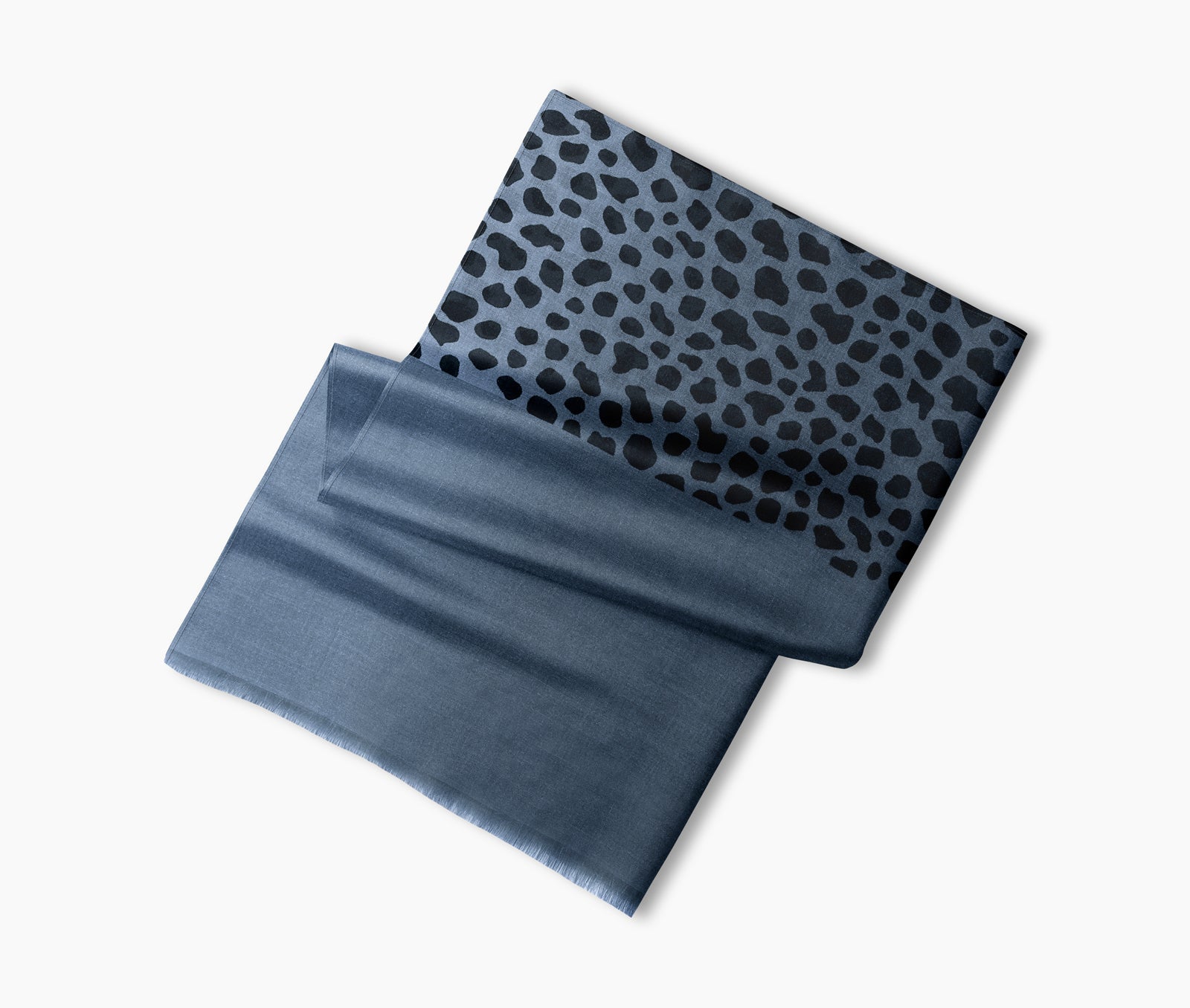 Ania Scarf in blue – modern and elegant layering accessory