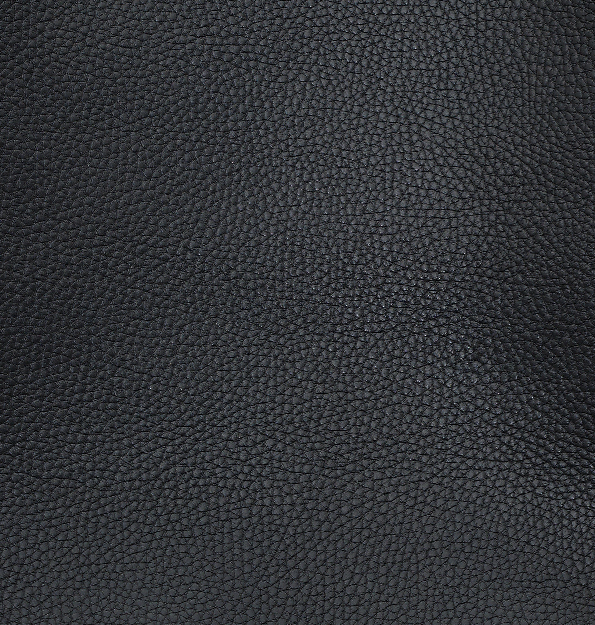 Close-up of Ibbie Bag in black leather – rich grain, signature Italian craftsmanship