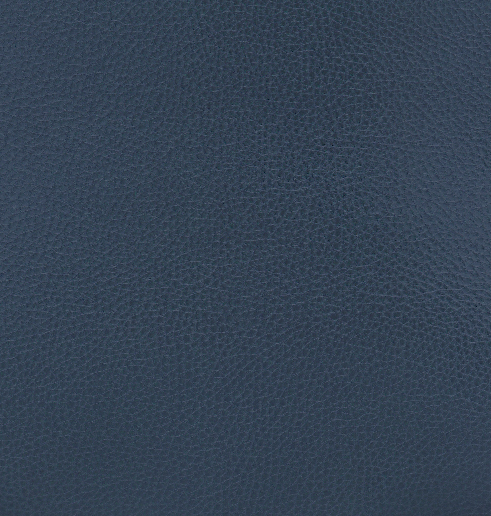 Detail of Ibbie Bag in blue leather – rich grain, stitching, and timeless craftsmanship by Isabella Kron