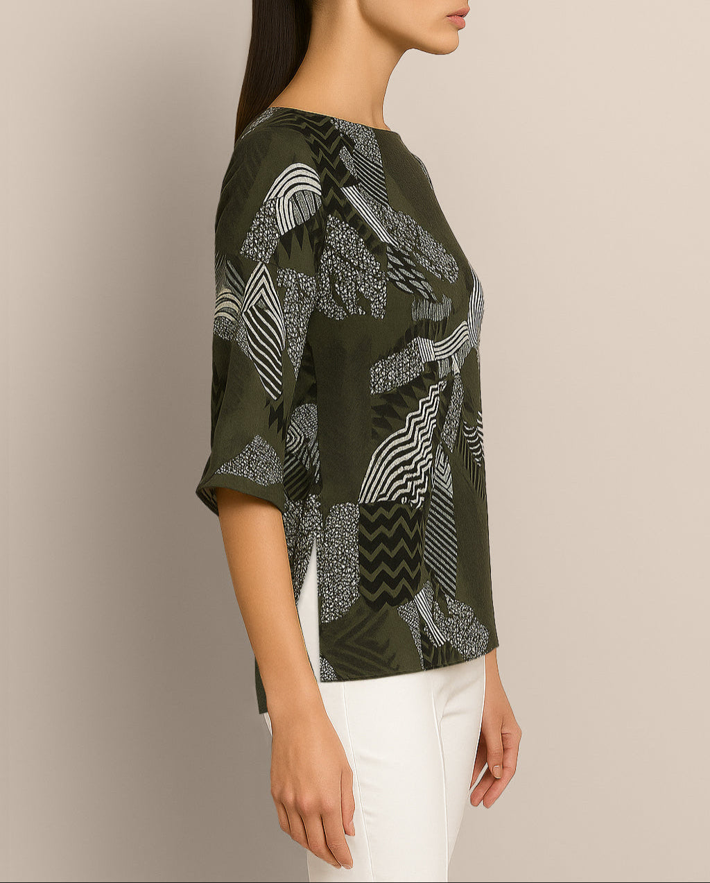 Janis Top in green pattern – side view with flowing silhouette