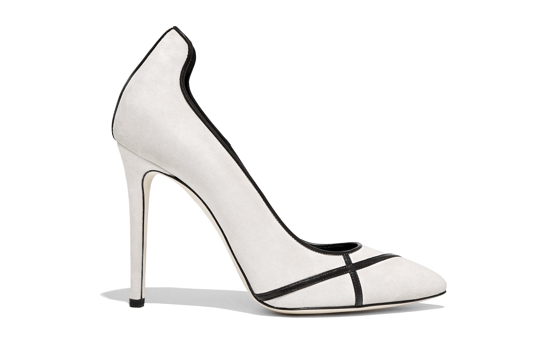 Side view of Isabella Kron Miriam Albatros off‑white suede pump, highlighting slim heel and smooth vamp curve